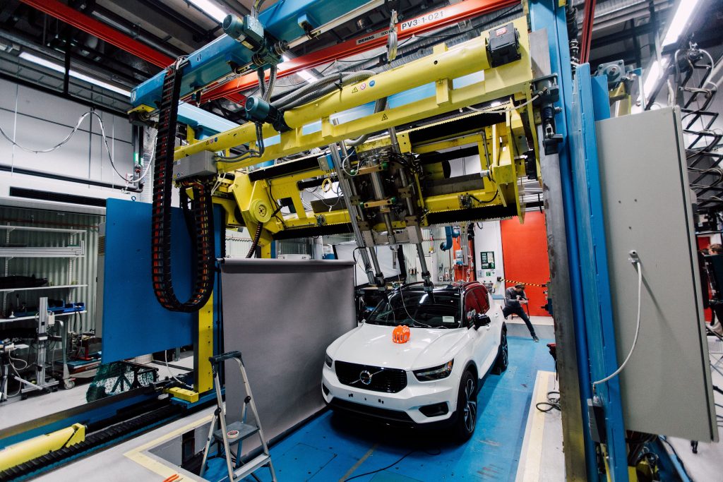 Uus meetod testimiseks: POC paneb jalgrattakiivrid Volvo abiga avariiolukordades proovile